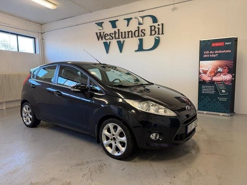 Svart Begagnad 2010 Ford Fiesta Titanium Halvkombi | 29 900 kr (Bra pris) - Bild 1/4