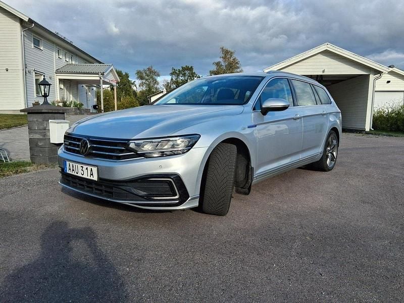 Silver Begagnad 2021 VW Passat GTE Kombi | 242 000 kr (Bra pris) - Bild 1/4