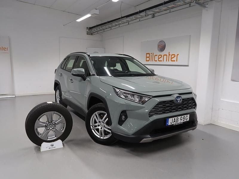 Grön Begagnad 2022 Toyota RAV4 Hybrid SUV | 329 900 kr (Bra pris) - Bild 1/3