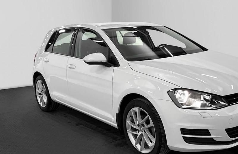 Vit Begagnad 2016 VW Golf VII Halvkombi | 149 000 kr (Marknadspris) - Bild 1/4