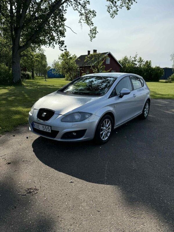 Silver Begagnad 2011 Seat Leon Style Halvkombi | 35 900 kr (Bra pris) - Bild 1/4