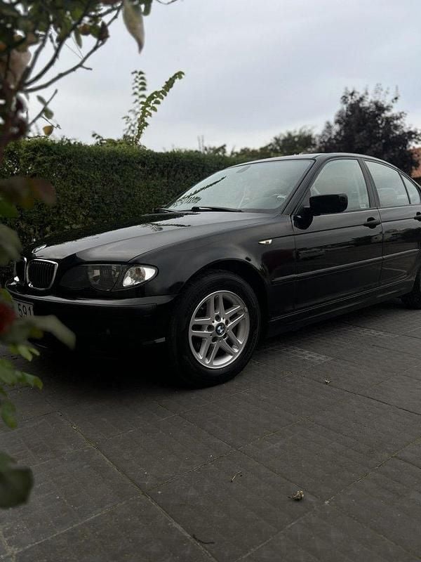 Svart Begagnad 2002 BMW 316 Sedan | 25 500 kr - Bild 1/4