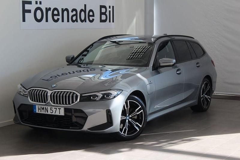 Skyscraper grå metallic Begagnad 2024 BMW 330 M Sport Kombi | 499 000 kr - Bild 1/4