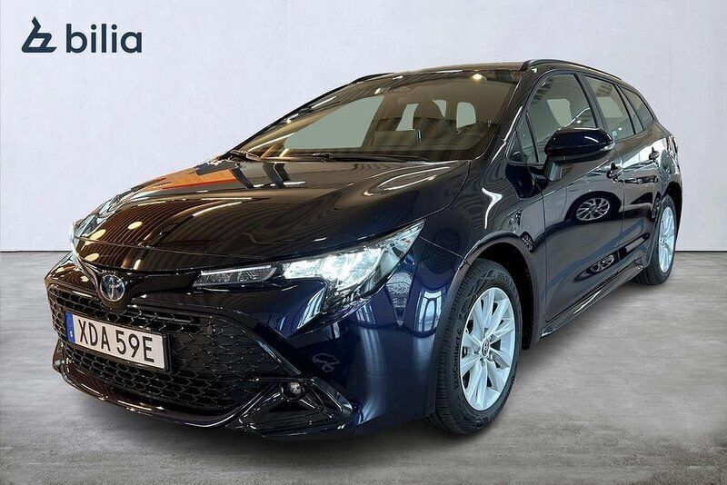 Mörkblå Begagnad 2024 Toyota Corolla Active Kombi | 299 900 kr (Marknadspris) - Bild 1/4