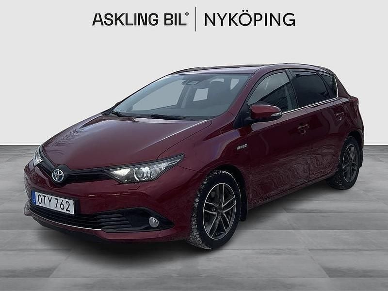 Röd Begagnad 2018 Toyota Auris Hybrid Edition Halvkombi | 159 000 kr (Marknadspris) - Bild 1/4