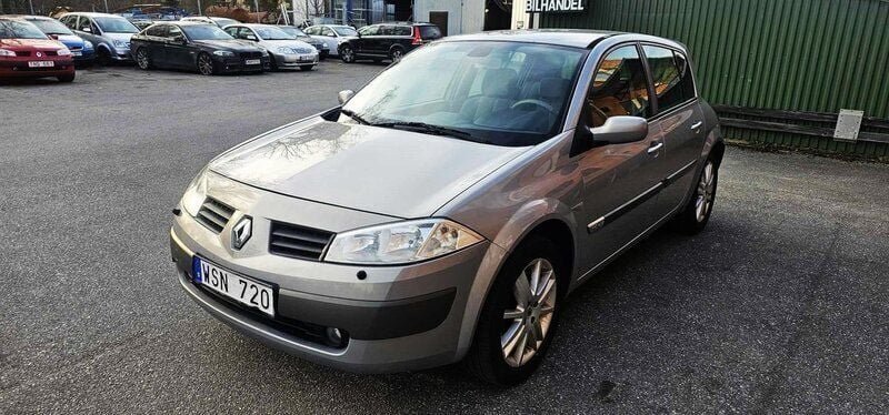 Ljusgrå Begagnad 2005 Renault Mégane II Halvkombi | 24 900 kr (Dyr) - Bild 1/4