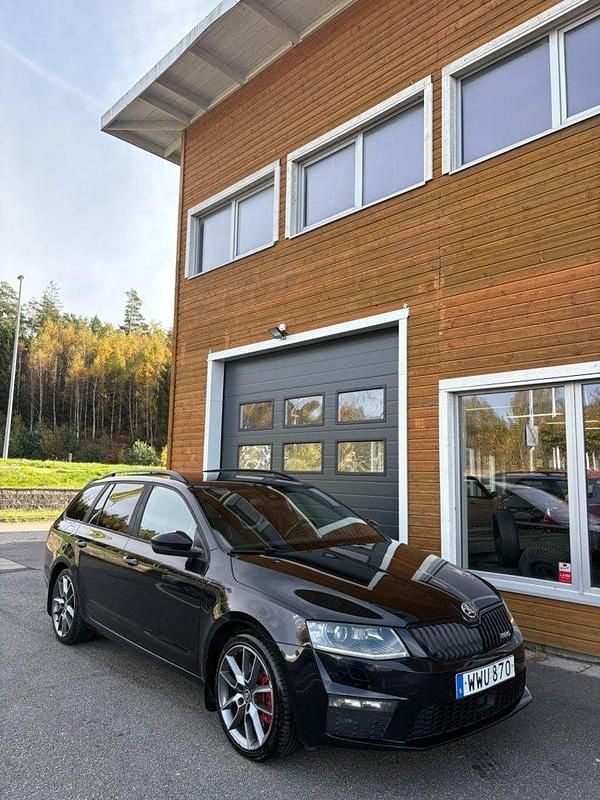 Svart Begagnad 2014 Skoda Octavia RS Kombi | 109 900 kr (Marknadspris) - Bild 1/4