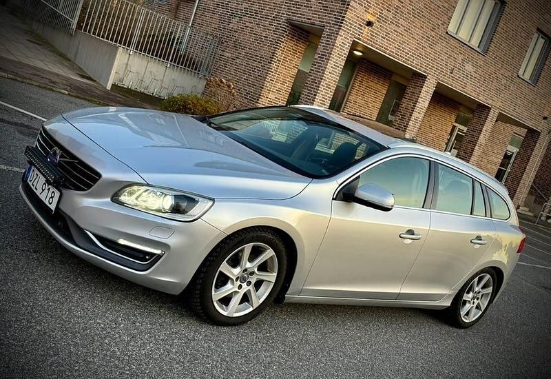 Silver Begagnad 2015 Volvo V60 Kombi | 75 000 kr - Bild 1/4