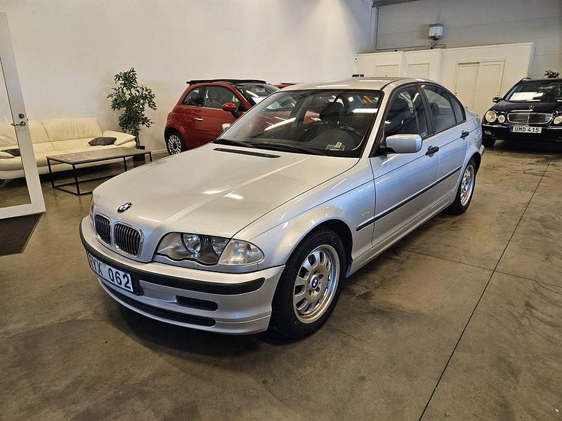 Ljusgrå Begagnad 2000 BMW 318 Sedan | 39 500 kr - Bild 1/4