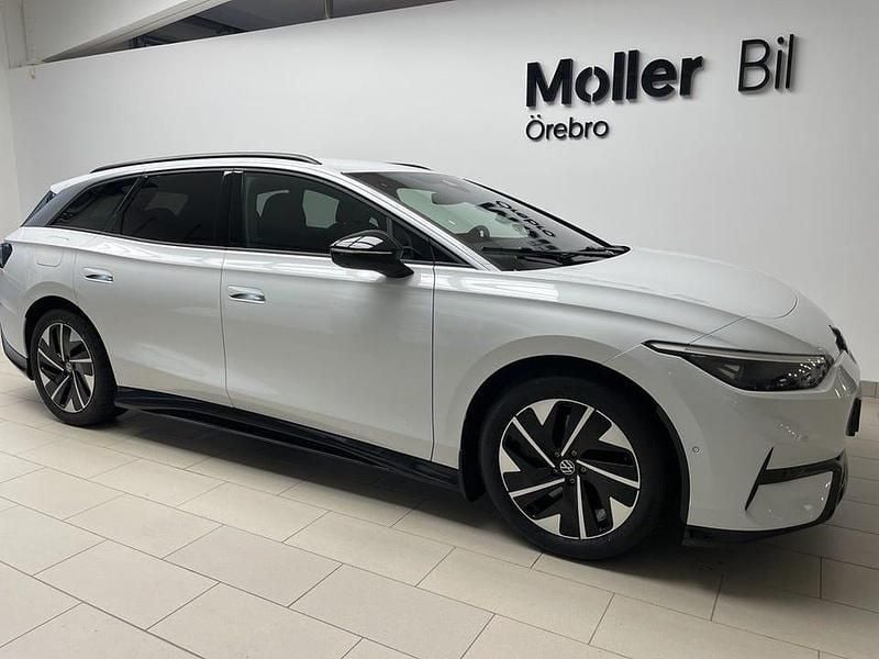 Vit (glacier white metallic) Begagnad 2025 VW ID.7 Pro Kombi | 498 900 kr (Bra pris) - Bild 1/4