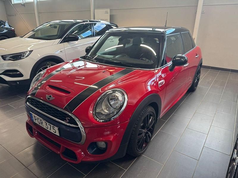 Röd Begagnad 2017 Mini John Cooper Works Pepper Halvkombi | 179 000 kr - Bild 1/4