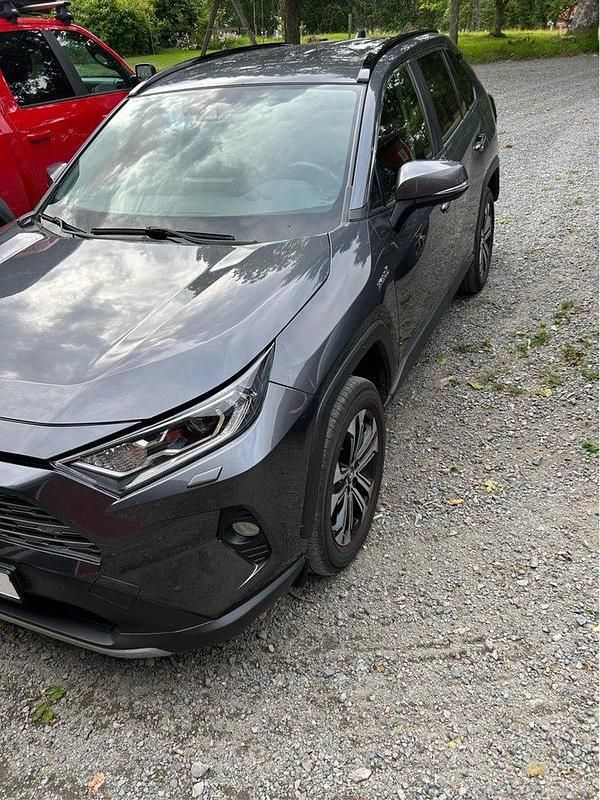 Grå Begagnad 2021 Toyota RAV4 Hybrid Executive SUV | 355 000 kr (Marknadspris) - Bild 1/4