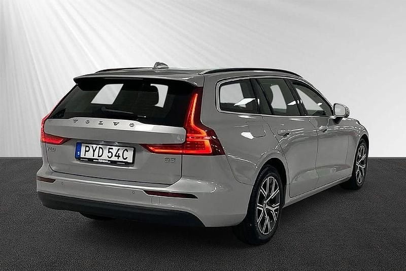Begagnad Volvo V60 Core 165 HK (121 kW) 2022 Silver Kombi