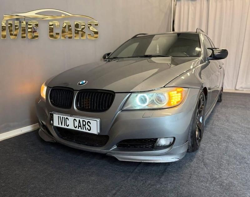 Grå Begagnad 2010 BMW 325 Comfort Edition Kombi | 69 900 kr (Marknadspris) - Bild 1/4