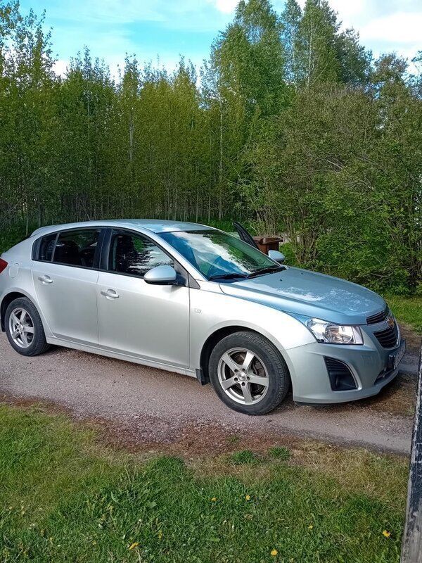 Grå Begagnad 2013 Chevrolet Cruze Halvkombi | 46 000 kr (Marknadspris) - Bild 1/4