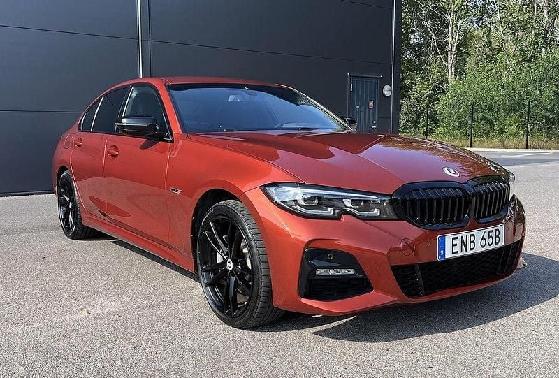 Orange Begagnad 2022 BMW 330e M Sport Sedan | 409 000 kr (Lite dyr) - Bild 1/4