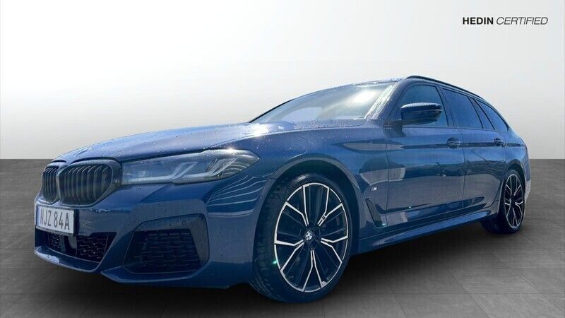 Blå (blue) Begagnad 2020 BMW 520 Shadowline Kombi | 369 900 kr (Marknadspris) - Bild 1/4