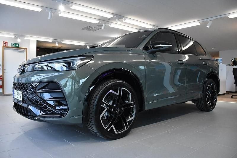 Begagnad VW Tiguan Style 194 HK (142 kW) 2024 Grön SUV