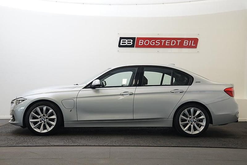 Begagnad BMW 330e Sport Line 252 HK (185 kW) 2017 Silver Sedan