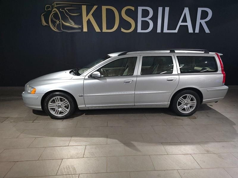 Ljusgrå Begagnad 2005 Volvo V70 Momentum Kombi | 59 900 kr (Marknadspris) - Bild 1/4