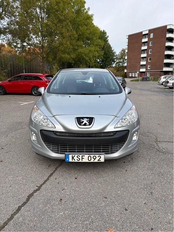 Grå Begagnad 2010 Peugeot 308 Halvkombi | 37 000 kr (Marknadspris) - Bild 1/4