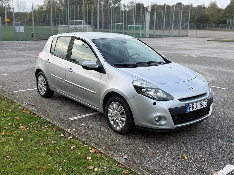 Silver Begagnad 2010 Renault Clio Halvkombi | 33 000 kr - Bild 1/4