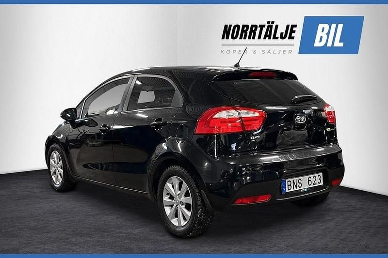 Begagnad Kia Rio 90 HK (66 kW) 2012 Svart Halvkombi