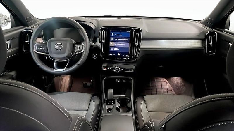 Begagnad Volvo XC40 Momentum 211 HK (155 kW) 2023 Vit SUV