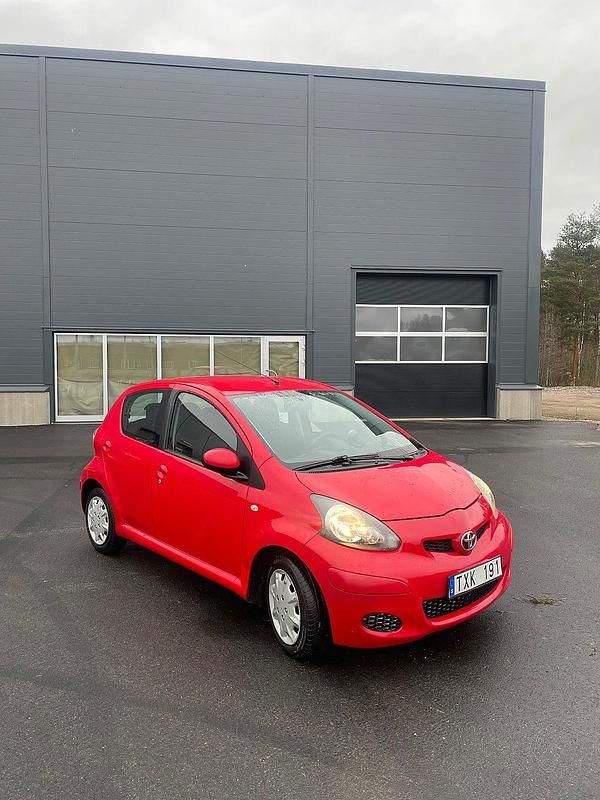 Begagnad Toyota Aygo 68 HK (50 kW) 2009 Röd Halvkombi