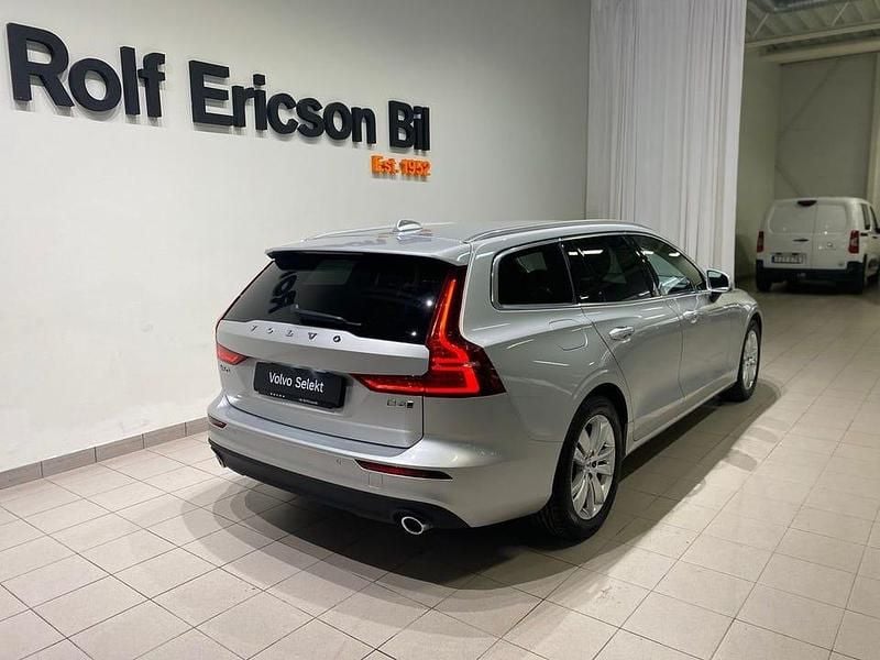 Begagnad Volvo V60 Momentum 192 HK (141 kW) 2021 Silver Kombi