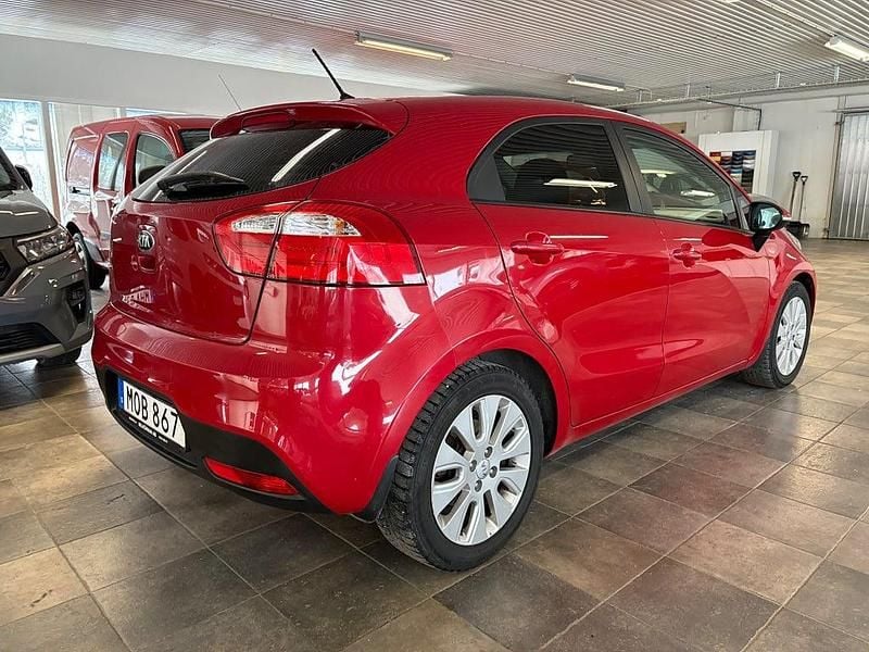 Begagnad Kia Rio 84 HK (61 kW) 2014 Röd metallic Halvkombi