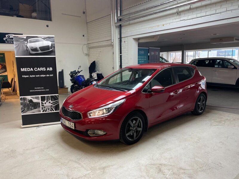 Röd Begagnad 2012 Kia Ceed Halvkombi | 79 900 kr (Marknadspris) - Bild 1/4