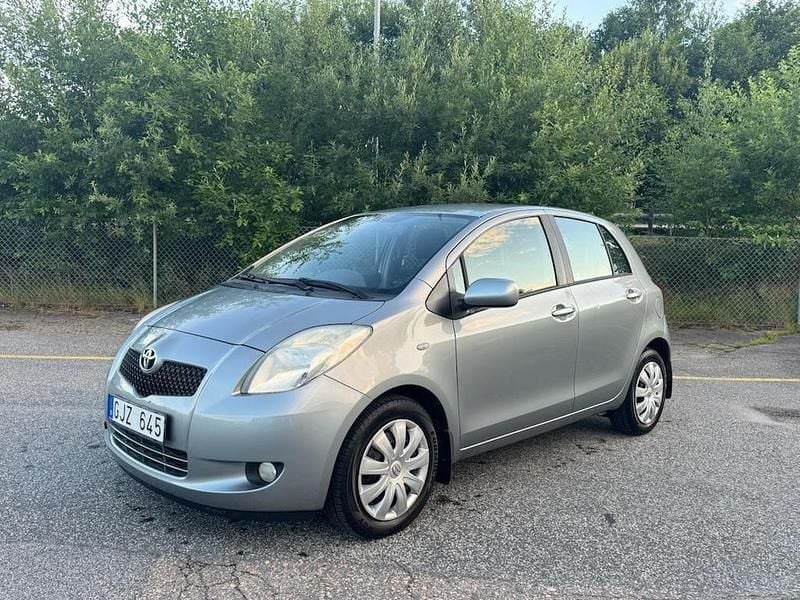 Grå Begagnad 2008 Toyota Yaris Halvkombi | 37 900 kr (Bra pris) - Bild 1/4