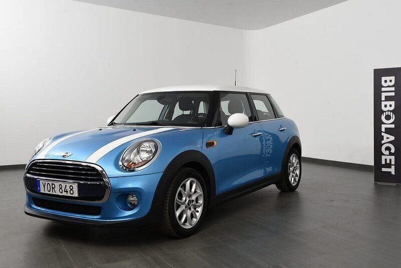 Blå Begagnad 2017 Mini Cooper Pepper Halvkombi | 174 800 kr (Marknadspris) - Bild 1/4
