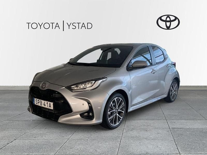 Silver Begagnad 2024 Toyota Yaris Hybrid Style Halvkombi | 284 000 kr (Lite dyr) - Bild 1/3