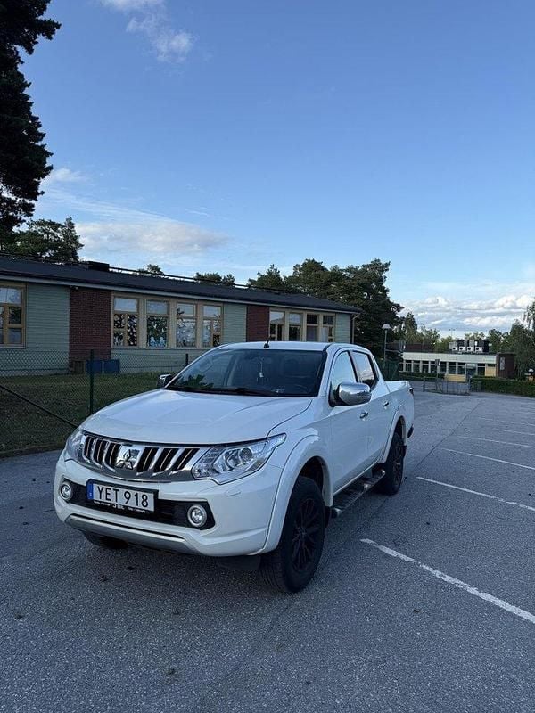 Vit Begagnad 2016 Mitsubishi L200 Pickup | 220 000 kr (Marknadspris) - Bild 1/4