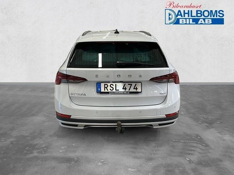 Begagnad Skoda Octavia Scout Comfort 200 HK (147 kW) 2022 Vit Kombi