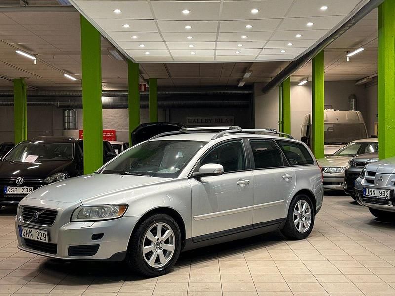 Ljusgrå (grå) Begagnad 2008 Volvo V50 Kinetic Kombi | 39 900 kr (Marknadspris) - Bild 1/4