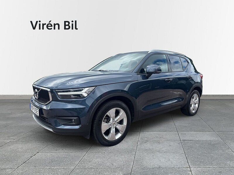 Mörkblå Begagnad 2021 Volvo XC40 Momentum SUV | 309 000 kr (Marknadspris) - Bild 1/4