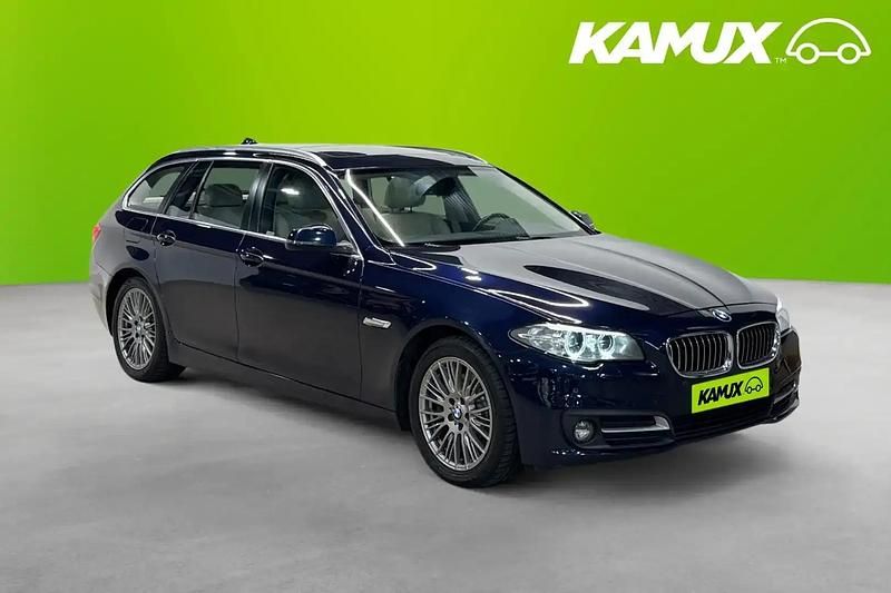 Blå Begagnad 2017 BMW 520 M Sport Kombi | 189 800 kr - Bild 1/4