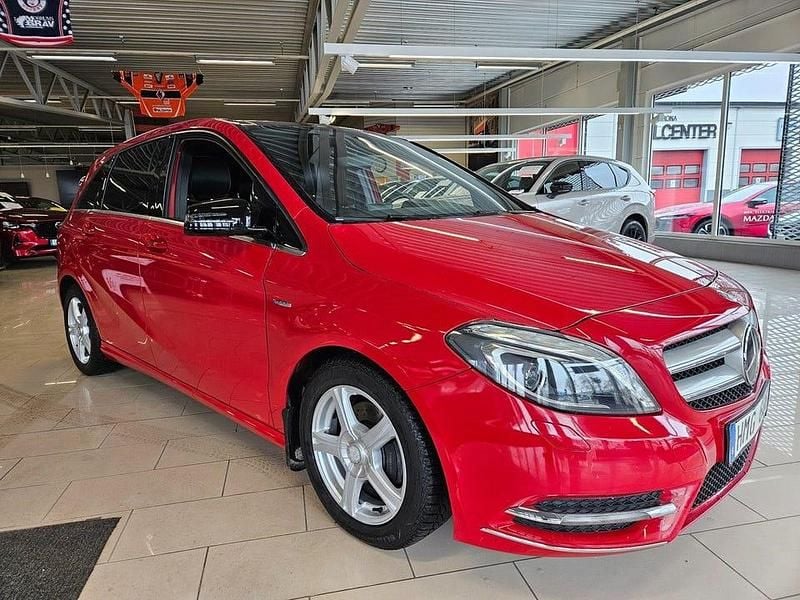 Begagnad Mercedes B180 109 HK (80 kW) 2012 Röd Minibuss