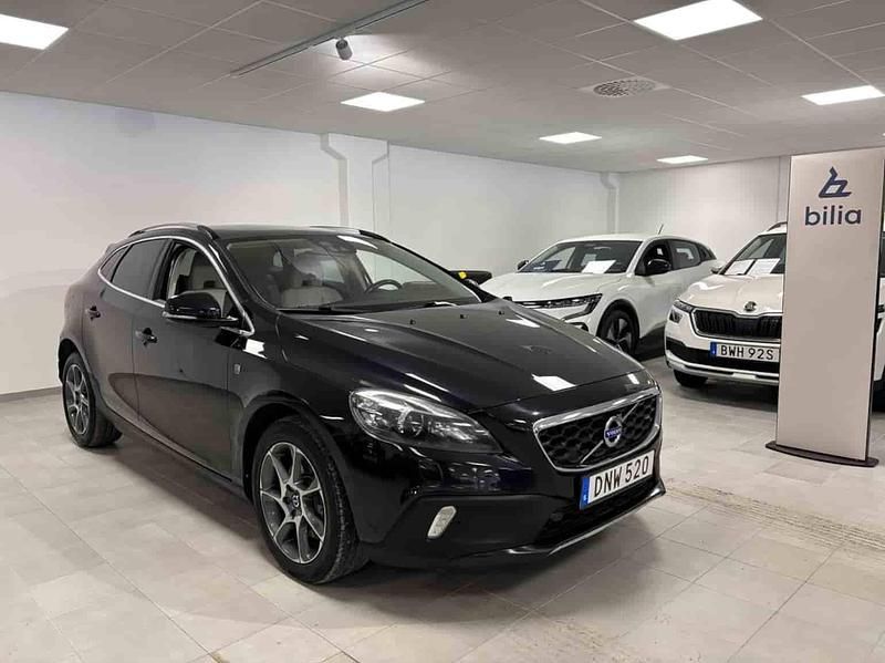 Begagnad Volvo V40 2015 Svart Halvkombi