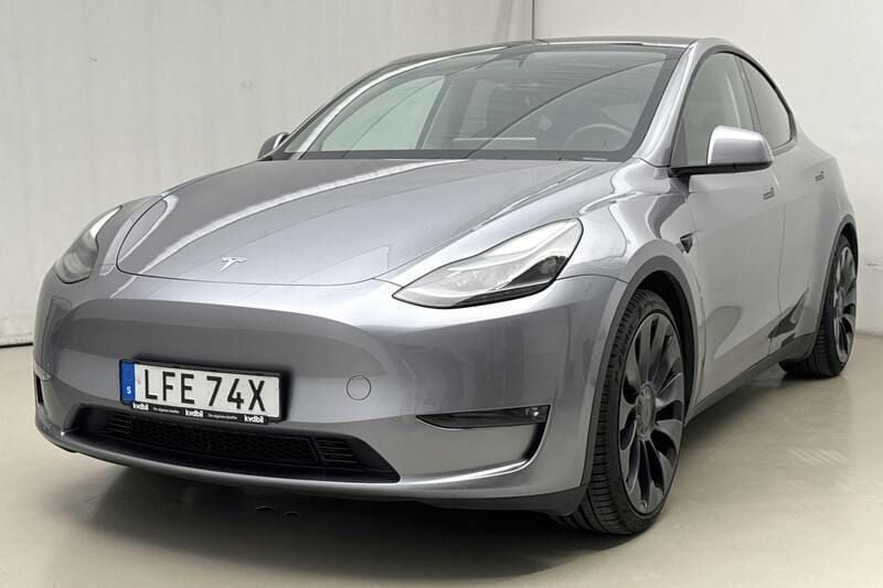 Grå Begagnad 2024 Tesla Model Y SUV | 449 000 kr (Superpris) - Bild 1/4