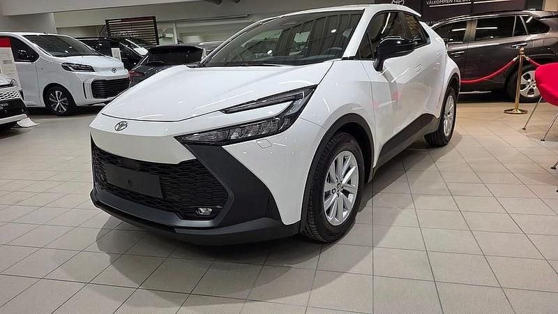 Vit Ny 2025 Toyota C-HR Active SUV | 309 900 kr (Marknadspris) - Bild 1/4