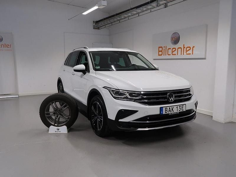 Vit Begagnad 2022 VW Tiguan Elegance SUV | 339 900 kr (Bra pris) - Bild 1/3