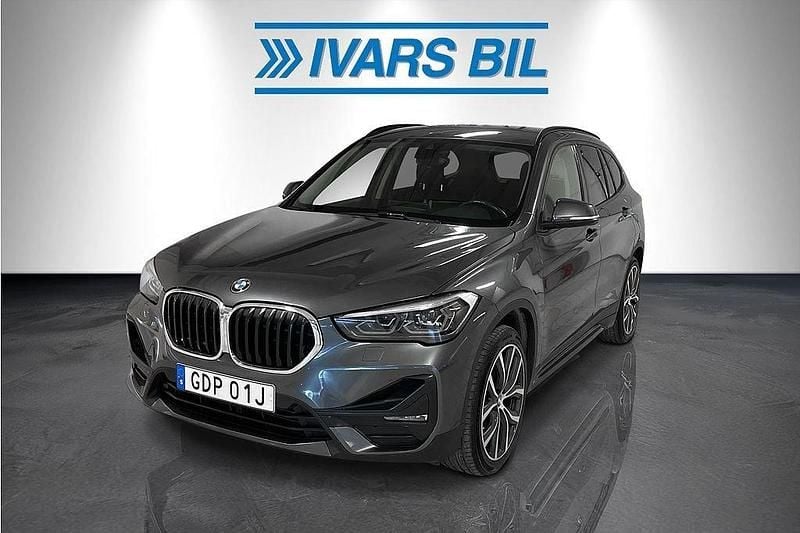 Grå Begagnad 2019 BMW X1 Sport Line SUV | 229 000 kr (Marknadspris) - Bild 1/4