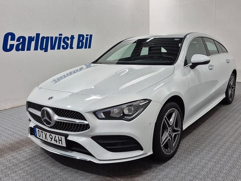 Vit (vit metallic) Begagnad 2022 Mercedes CLA250e Shooting Brake AMG Kombi | 349 000 kr (Lite dyr) - Bild 1/4
