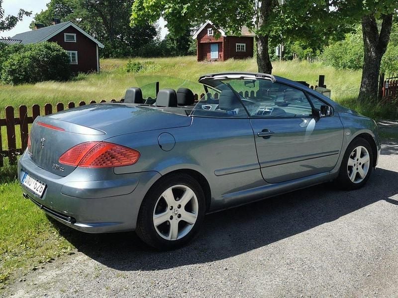 Grå Begagnad 2004 Peugeot 307 CC Cab | 25 000 kr (Marknadspris) - Bild 1/4