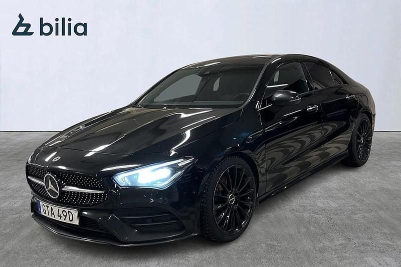 Svart Begagnad 2022 Mercedes CLA220 AMG line Sedan | 299 000 kr - Bild 1/4