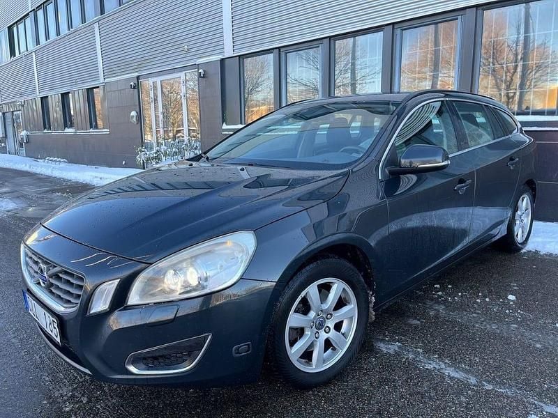 Grå Begagnad 2013 Volvo V60 Momentum Kombi | 89 900 kr (Bra pris) - Bild 1/4